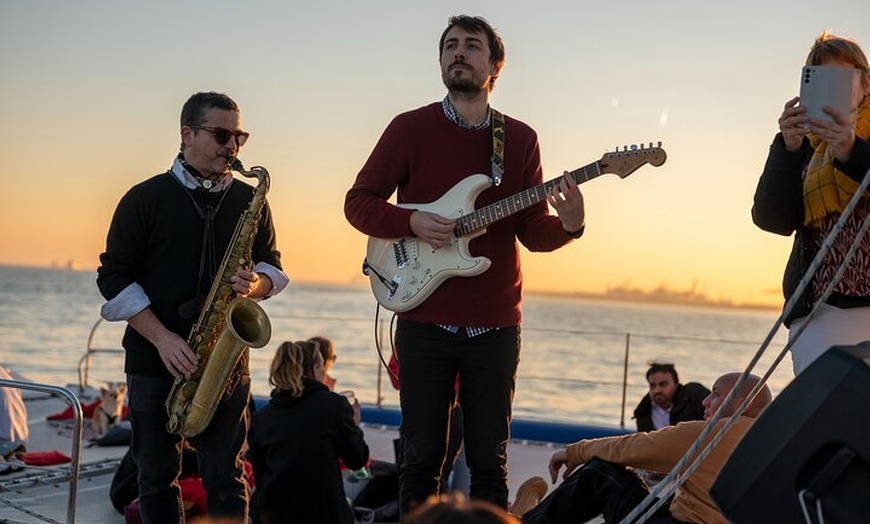 Image 1: Crucero de jazz al atardecer en Barcelona