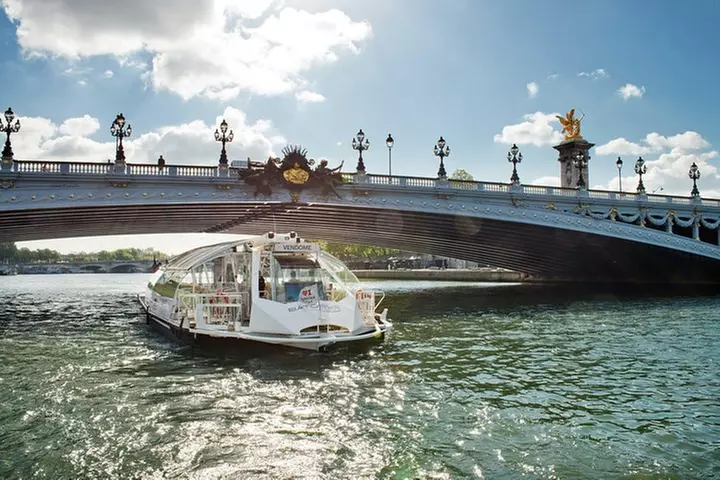 Croisière touristique hop-on hop-off sur la Seine à Paris par Batobus