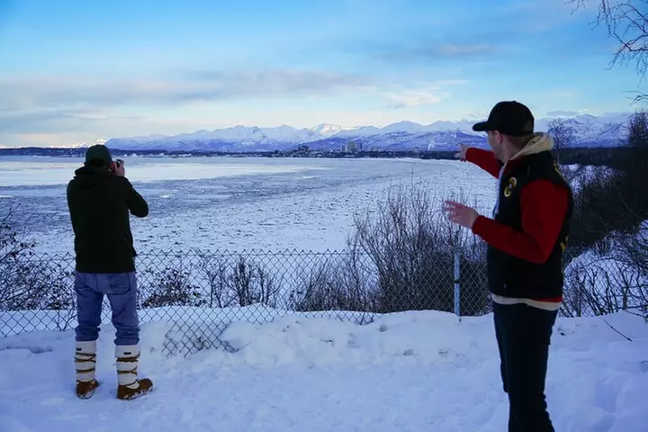 Anchorage's Winter City Tour = Samples + Stops + WildLife