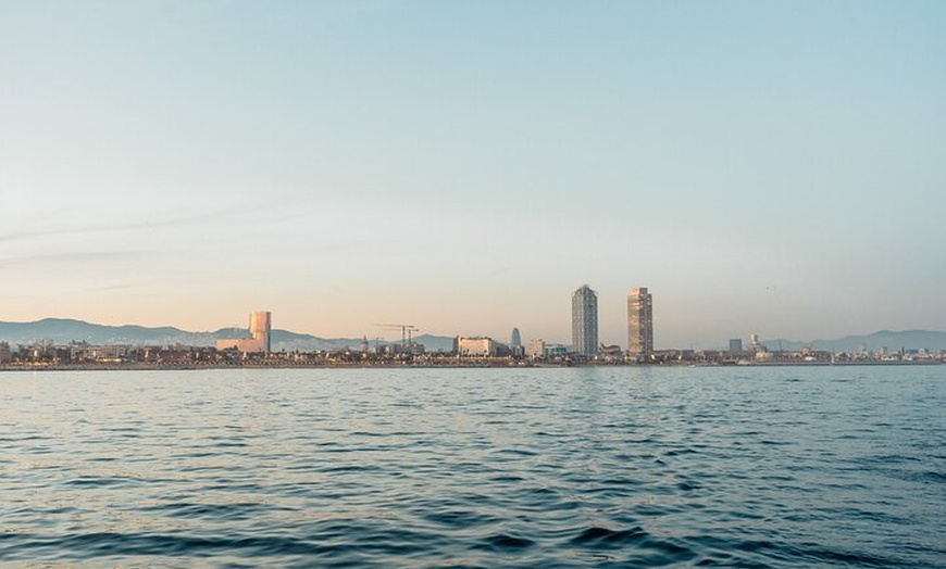 Image 21: Paseo en Velero al Atardecer en Barcelona con Capitán Local