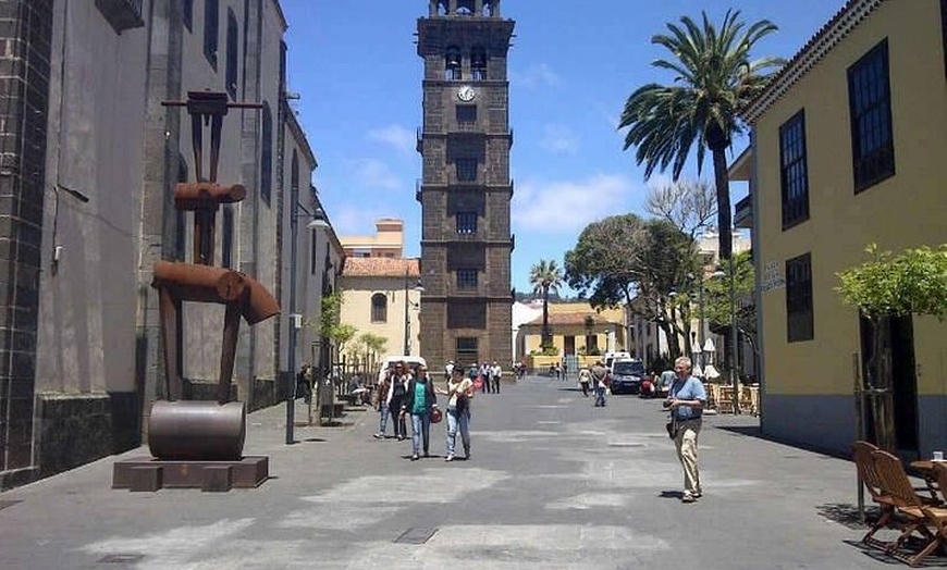 Image 3: Recorrido gastronómico en Tenerife con visitas a dos bodegas y almu...