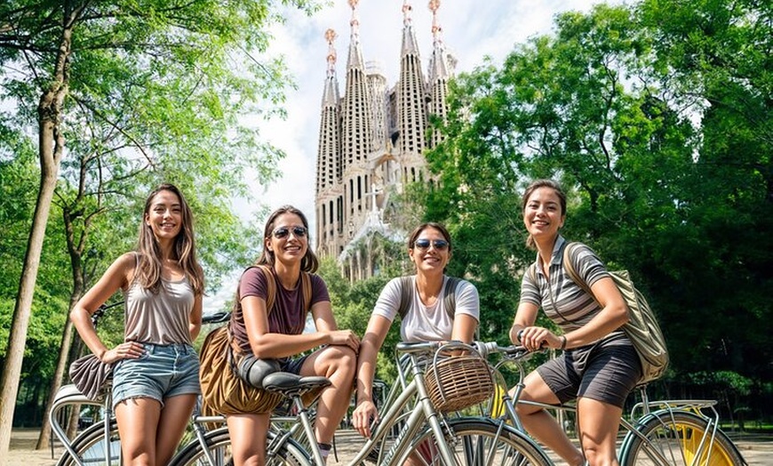 Image 1: Tour privado en bicicleta/eBike por Barcelona y entradas para la Sa...