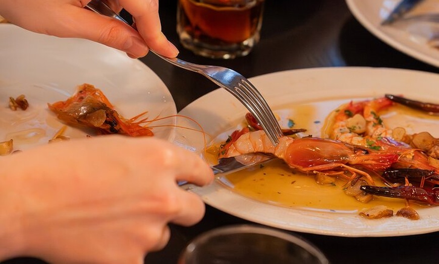 Image 6: Tour en grupo pequeño de tapas y vinos de Madrid con visita al Muse...