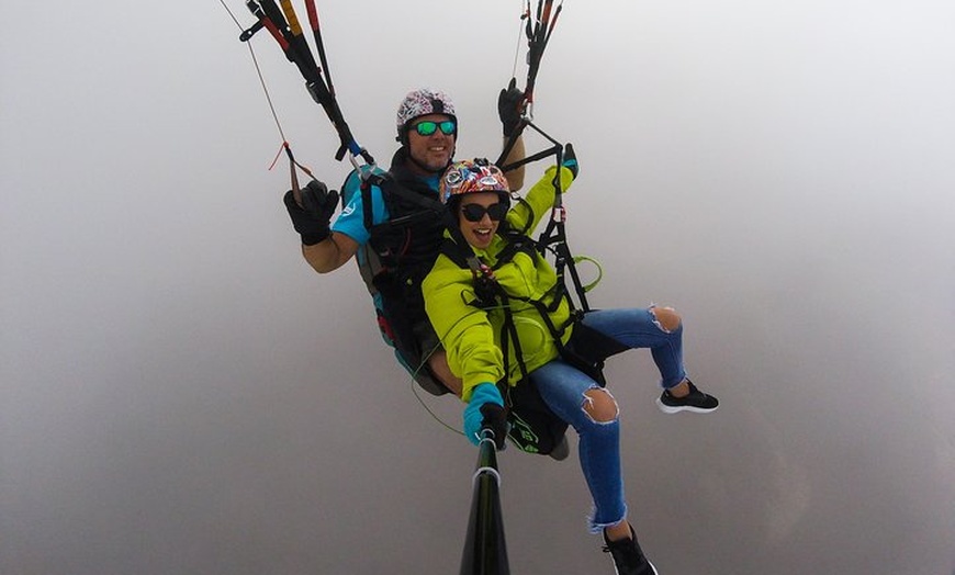 Image 34: Experiencia épica de parapente en Tenerife con el equipo campeón de...