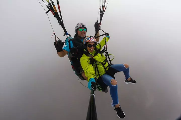 Experiencia épica de parapente en Tenerife con el equipo campeón de...
