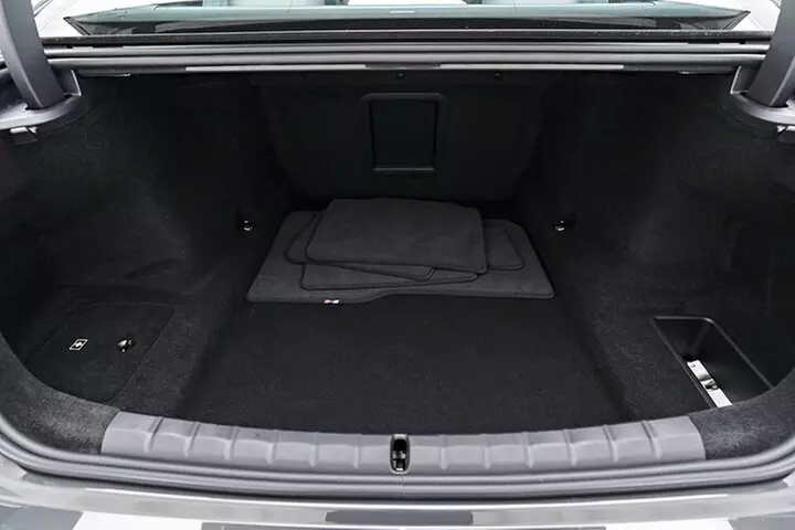 Sedan Arrival Transfer from LaGuardia Airport LGA to Manhattan