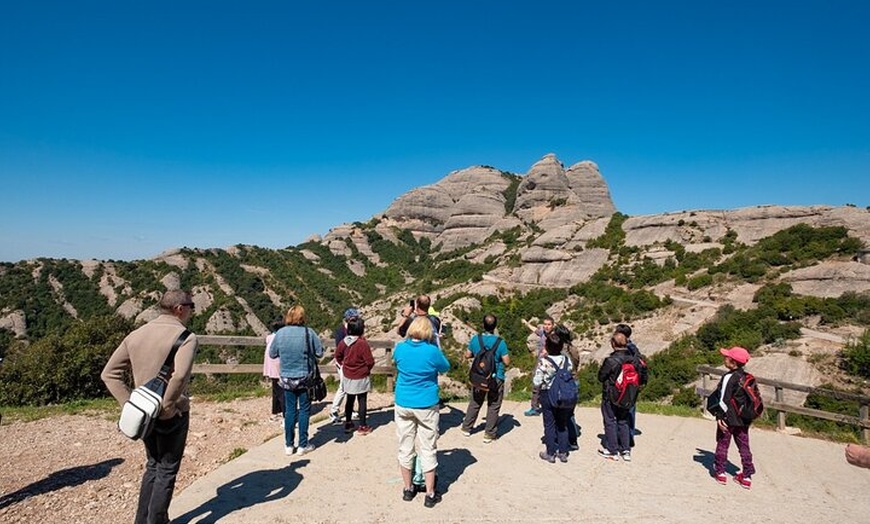 Image 16: Tour de Montserrat y Sitges desde Barcelona con teleférico y camina...