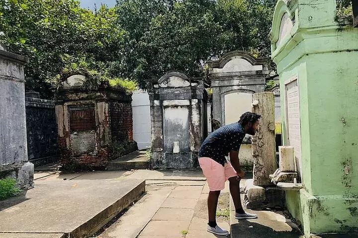 New Orleans City and Cemetery Tour with Garden District Stroll