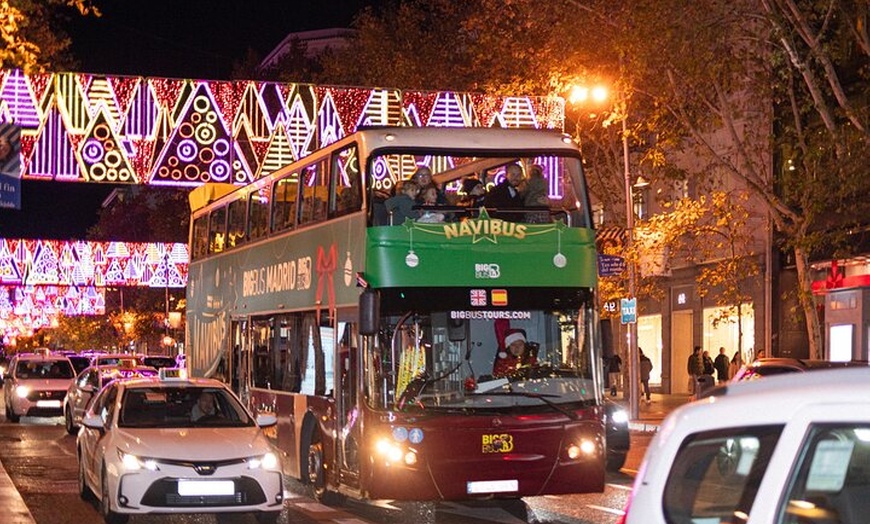 Image 12: Madrid: Visita guiada en vivo de las luces de Navidad de Navibus en...