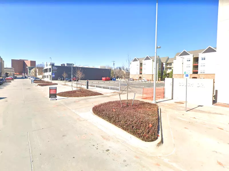 Parking at 511 Couch Dr. Lot - Primary Image