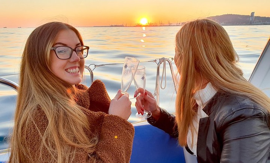 Image 5: Experiencia de navegación a vela al atardecer en velero compartido ...