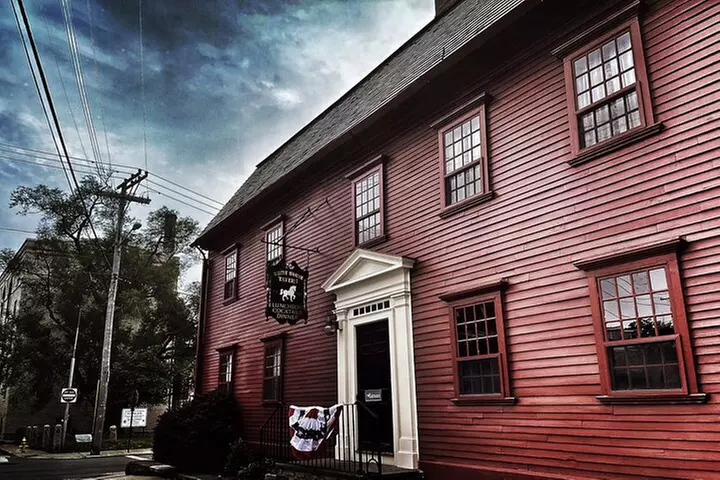 Newport Ghosts: Seaside Hauntings and Hags Tour