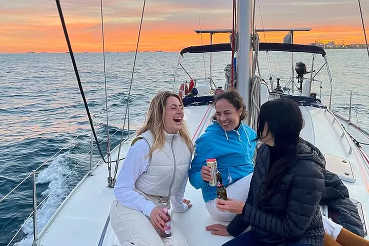 Crucero al atardecer en Barcelona liderado por Young & Local Captain