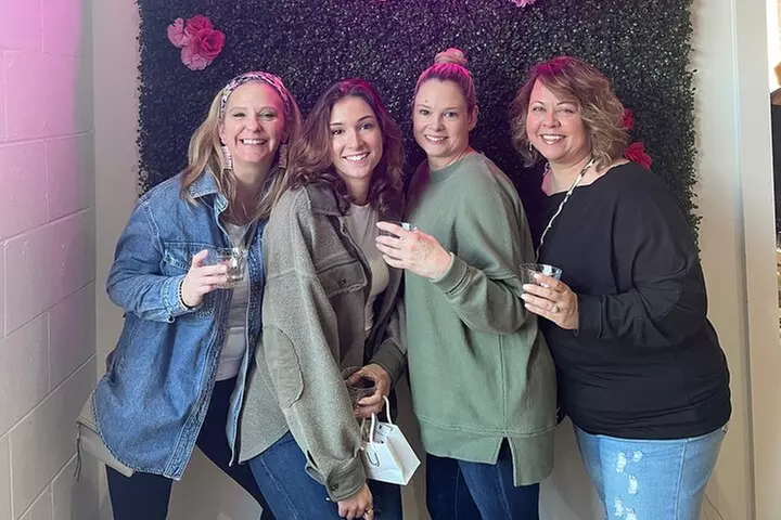 Nashville Shopping Tour with Wine, Cocktails and Snacks