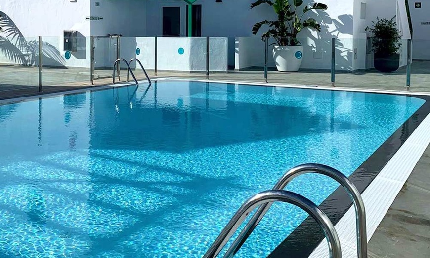 Image 1: ✈ LANZAROTE | Costa Teguise - Celeste 2* - Piscines