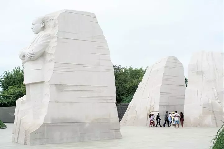 City Snapshot Tour with 10 Top Memorials, Optional Entry Tickets