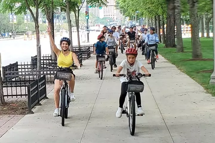Chicago Family Food and Bike Tour with Top Attractions
