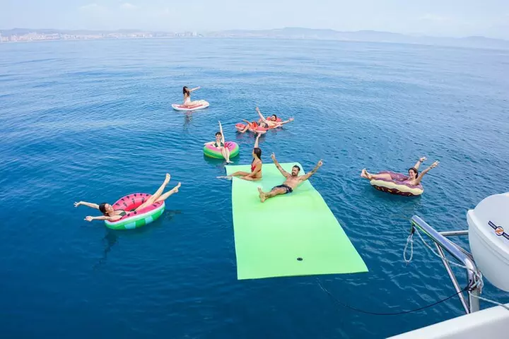 Crucero en catamarán por Barcelona con tapa y bebida incluidas