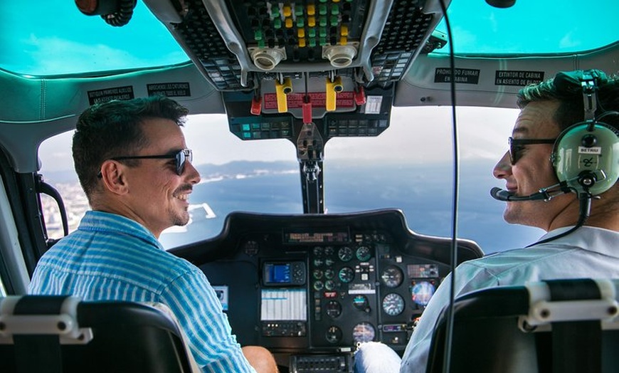 Image 8: 360º Barcelona: Visita del Casco Antiguo, Vuelo en Helicóptero y Pa...