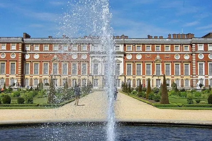 Private tour with an accredited expert guide Hampton Court Palace