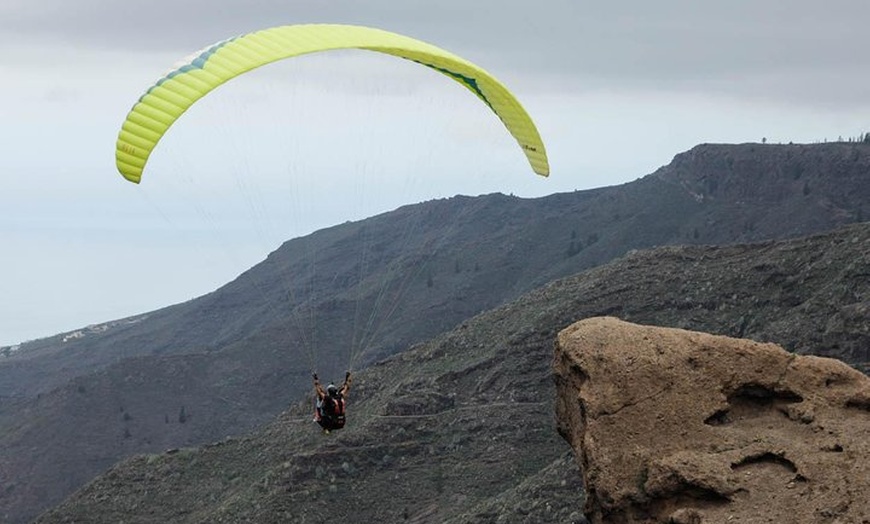 Image 15: Experiencia épica de parapente en Tenerife con el equipo campeón de...