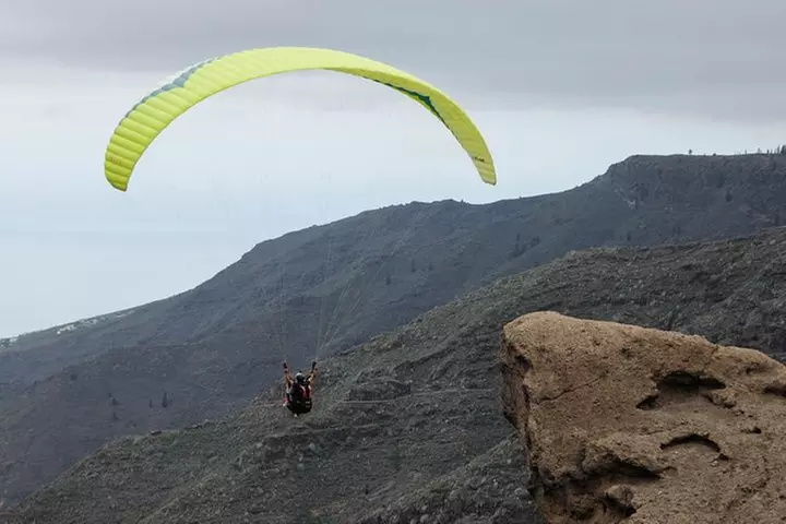 Experiencia épica de parapente en Tenerife con el equipo campeón de...