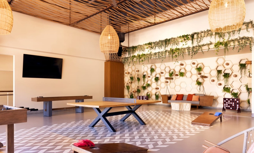Image 12: ✈ ETATS-UNIS | Las Vegas - Virgin Hotels Las Vegas, Curio Collectio...