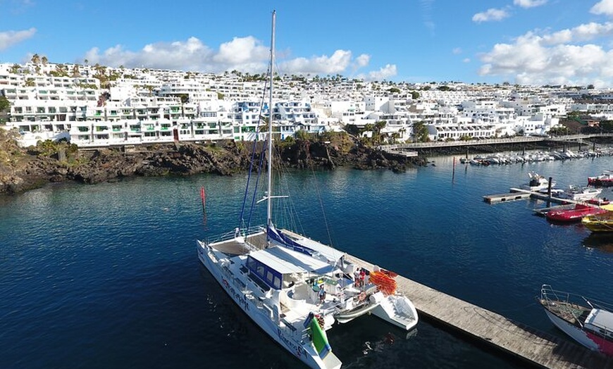 Image 2: Paseo en velero al atardecer con avistamiento de delfines