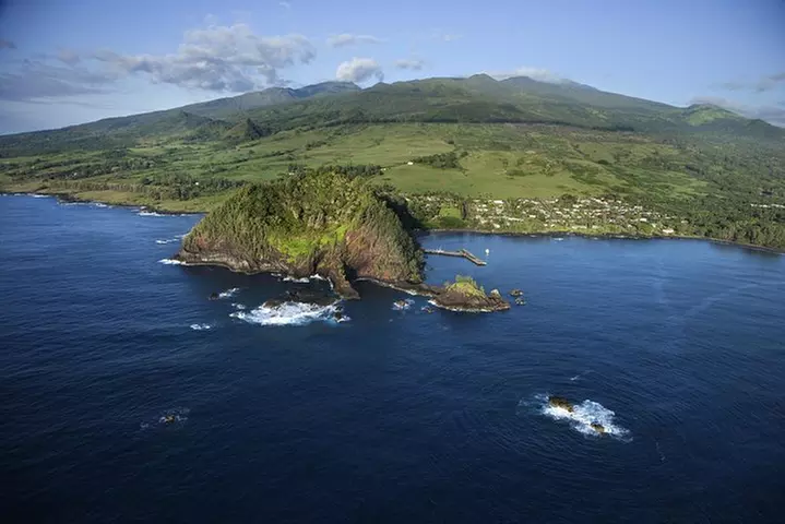 Road to Hana Luxury Limo-Van Tour with Helicopter Flight
