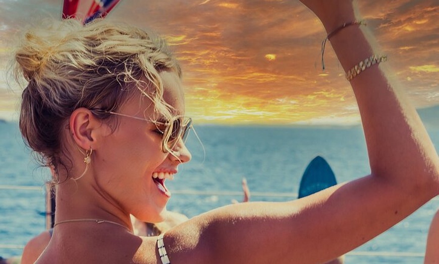 Image 9: Ibiza Sunset Edition Boat Party 3 horas de copas, DJ y puesta de sol