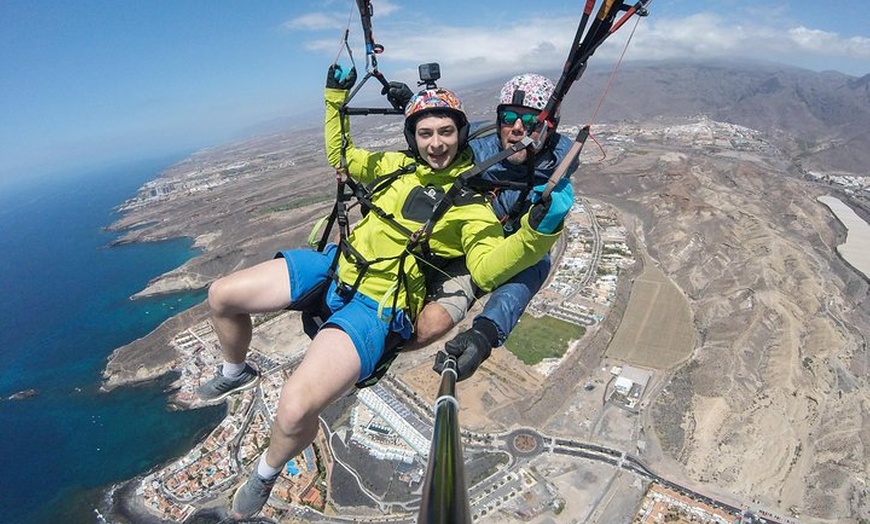 Image 36: Experiencia épica de parapente en Tenerife con el equipo campeón de...