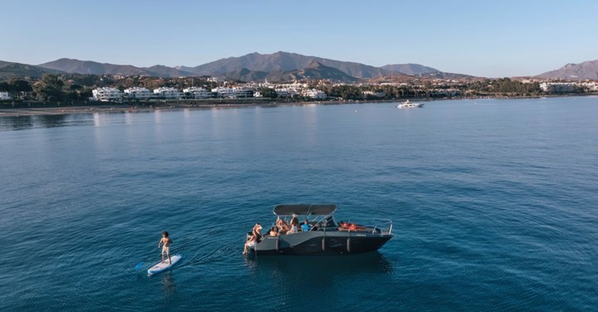Experiencia privada de alquiler de barco en Estepona, Málaga