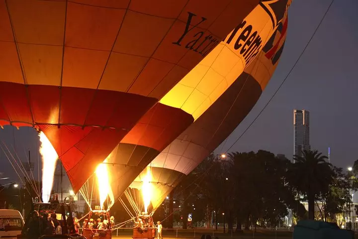 Melbourne sunrise balloon flight & champagne breakfast