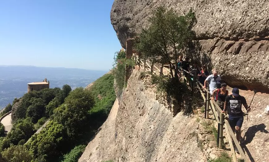 Image 7: Montserrat, una tierra de santuarios: Excursión de senderismo de un...