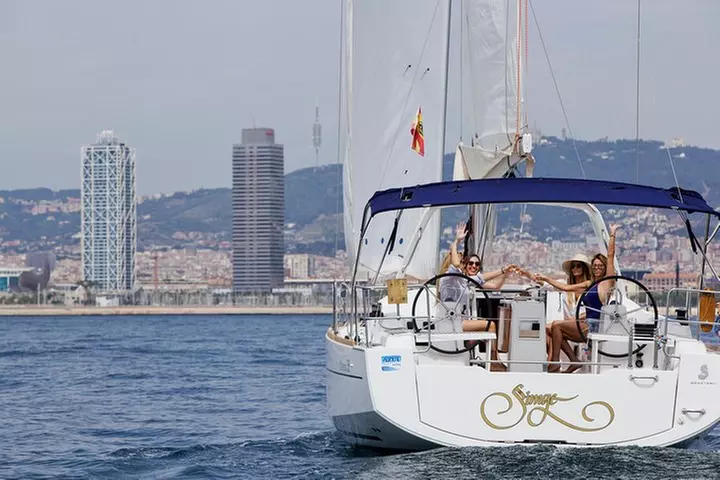 Refrescante tour en barco por Barcelona con barra libre y aperitivos