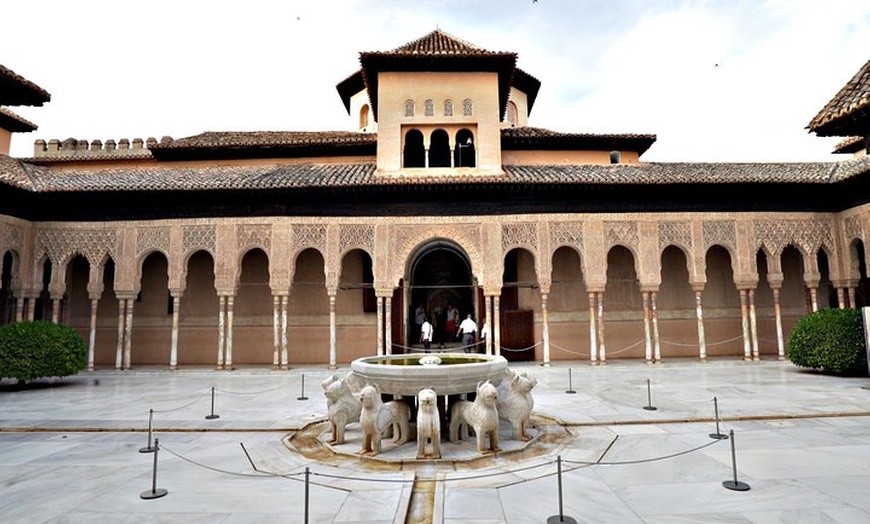 Image 1: Entrada para la Alhambra con audioguía, incluidos los Palacios Naza...