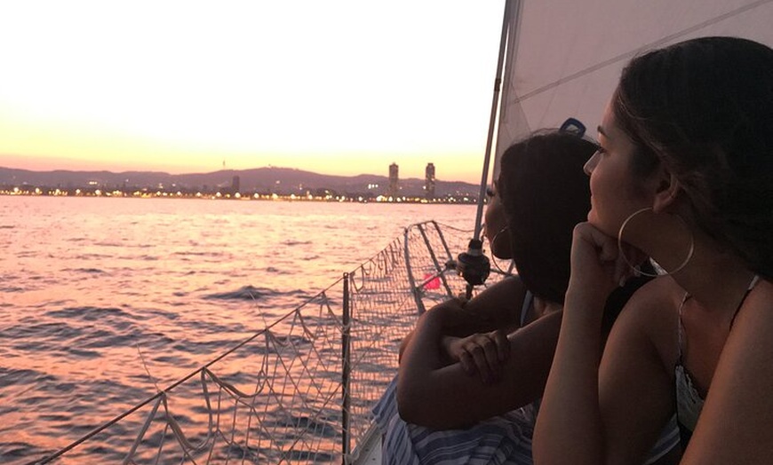 Image 8: Barcelona Sunset Private Sailing con barra libre y aperitivos