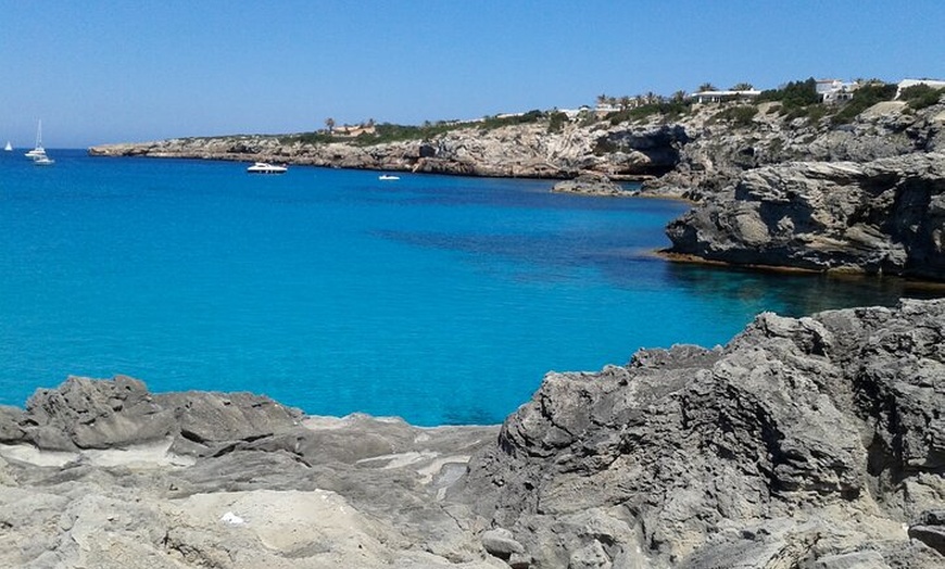 Image 2: Excursión Marítima en Ibiza a Es Vedra con Guía y Bebidas