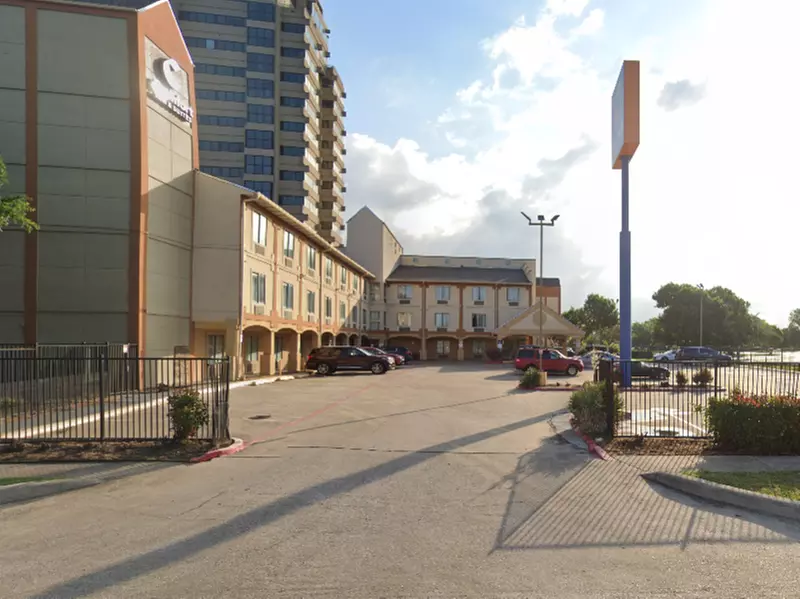 Parking at Comfort Inn & Suites Lot DAL