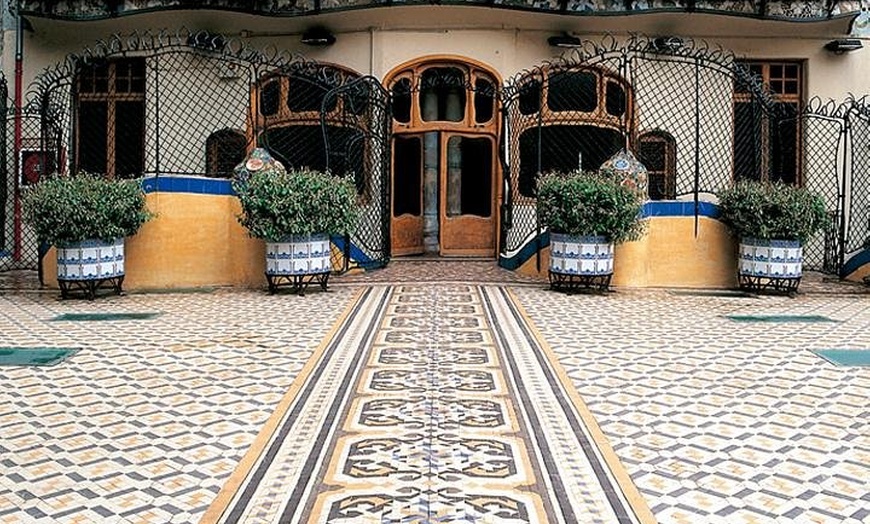 Image 14: Entrada a la Casa Batlló con audioguía inteligente