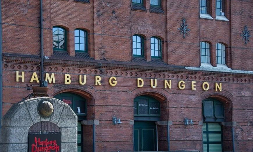 Image 3: Hamburg City Pass Premium Top Attraktionen Dungeon und St. Pauli