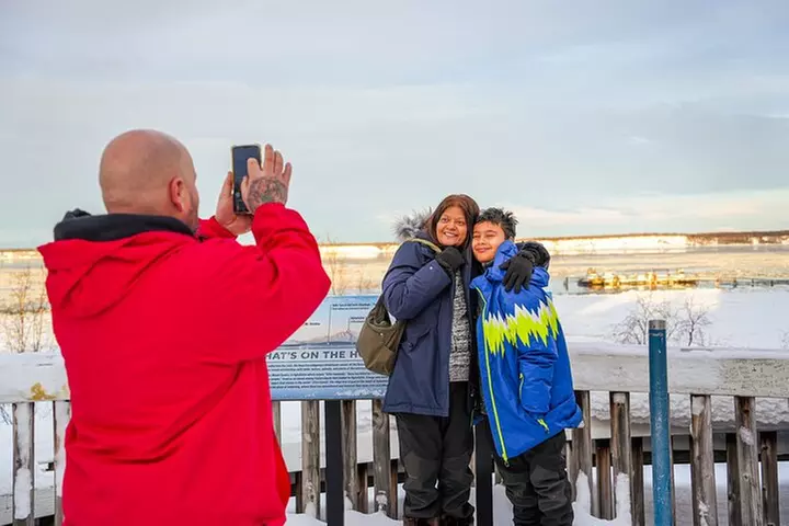 Anchorage's Winter City Tour = Samples + Stops + WildLife