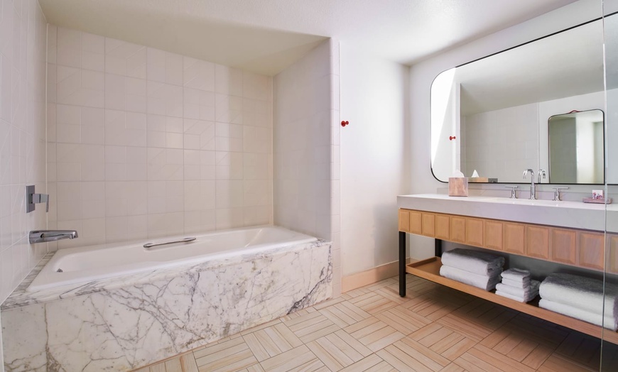 Image 6: ✈ ETATS-UNIS | Las Vegas - Virgin Hotels Las Vegas, Curio Collectio...