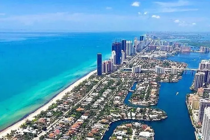 Miami Top-Rated Helicopter Tour: South Beach, Downtown & Islands