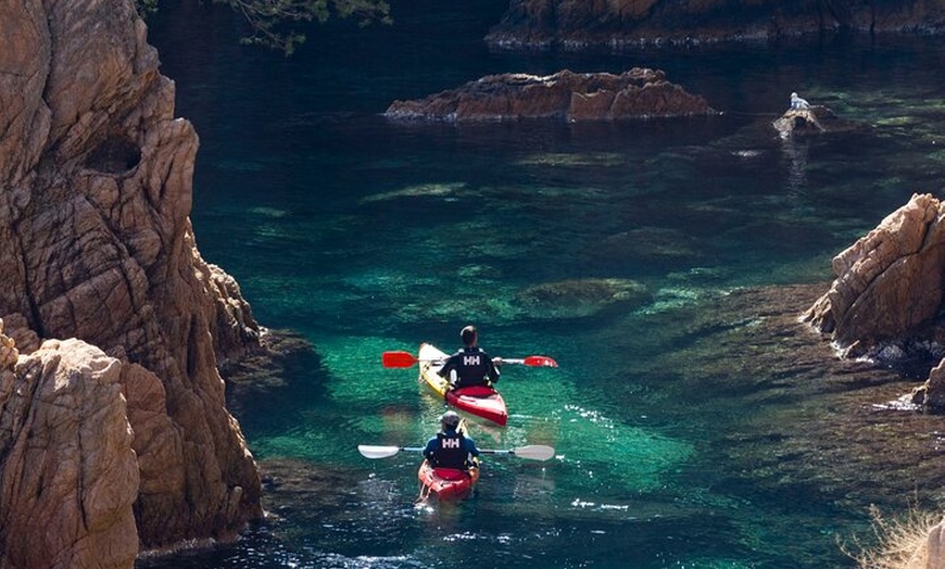 Image 4: Excursión Kayak + Snorkel - Costa Brava "Ruta de Las Cuevas"