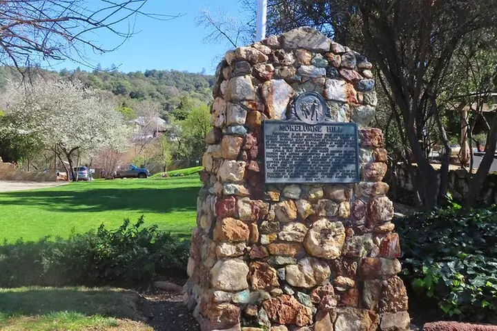 A Highway 49 Drive: A Self-Guided Audio Tour from Jackson to Angels...