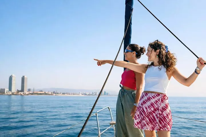 Crucero al atardecer en Barcelona liderado por Young & Local Captain