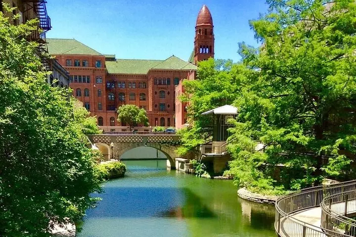Walking Tour Along the San Antonio Riverwalk And Around Downtown