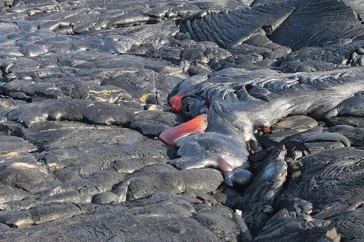 Private Tour from Hilo to Hawaii Volcanoes Natl Park Mercedes Van