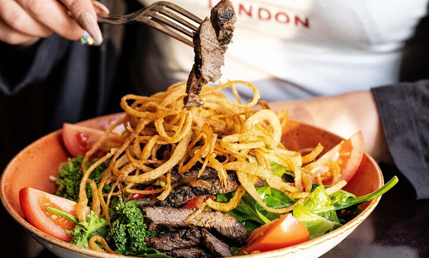 Image 10: Hard Rock Café de Barcelona con comida